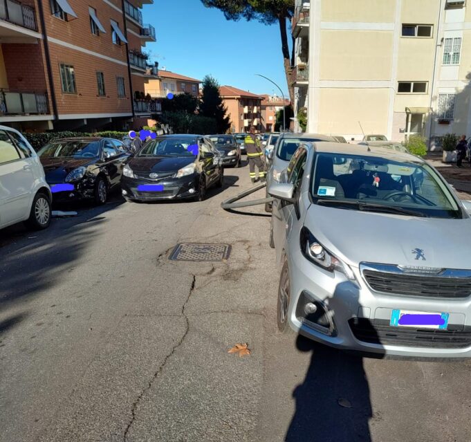 frascati palo della luce cade auto danneggiate