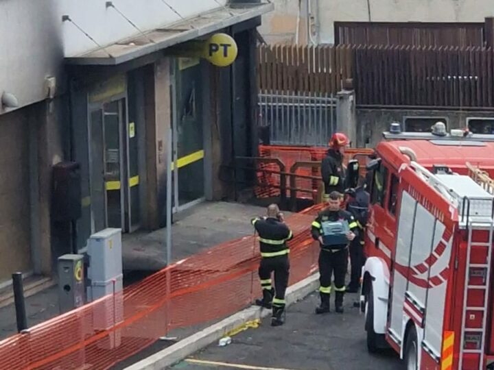 Roma, continuano le operazioni antincendio in via Carlentini da ieri pomeriggio