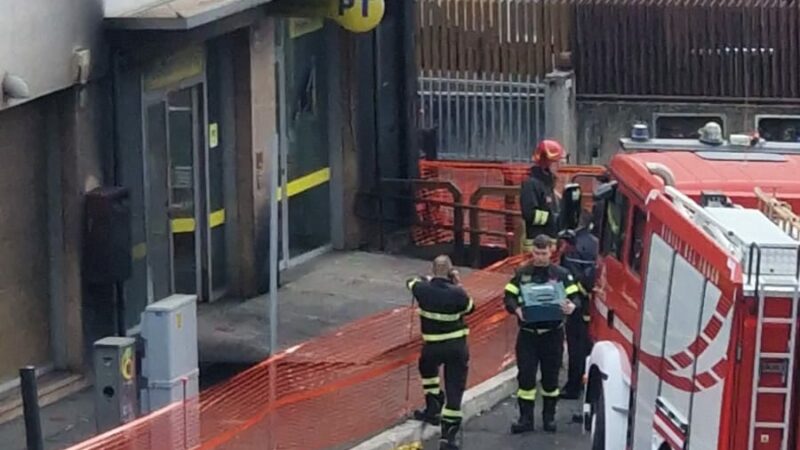 Roma, continuano le operazioni antincendio in via Carlentini da ieri pomeriggio