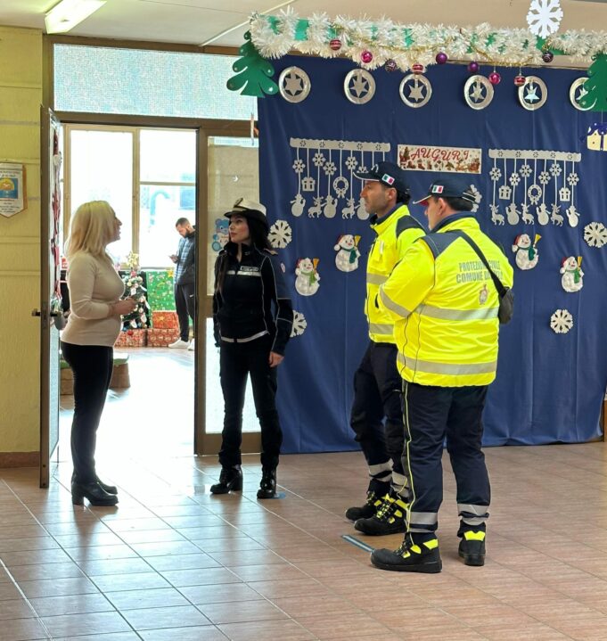 anzio agenti della Polizia locale e volontari protezione civile