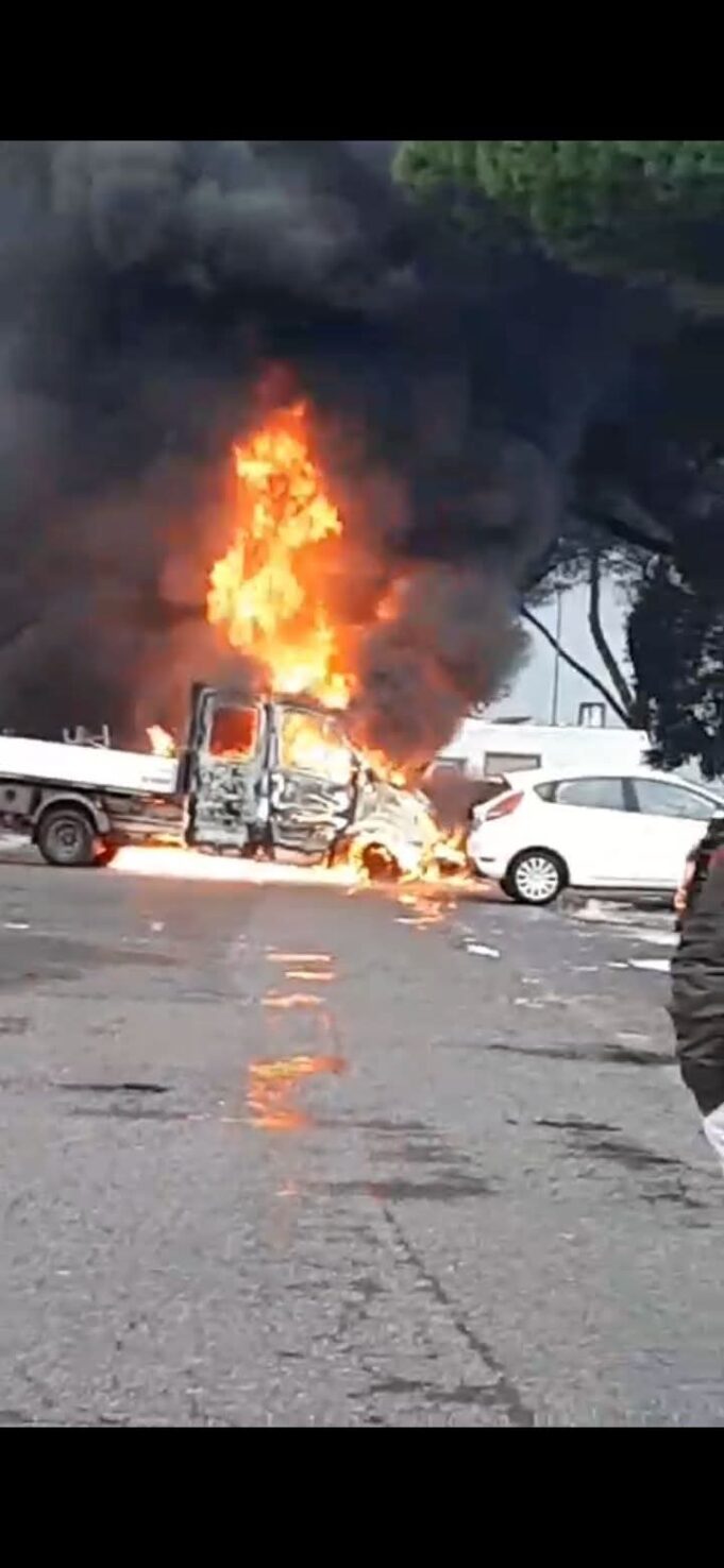 marino camion da lavoro a fuoco in un parcheggio