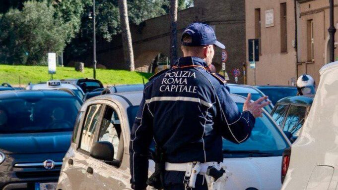 roma aggredisce un passante e scappa